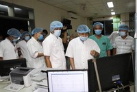 Thứ trưởng Bộ Y tế Nguyễn Trường Sơn (thứ 4 từ phải sang) thăm, làm việc tại Bệnh viện Trung ương Huế cơ sở 2. (Nguồn: TTXVN phát).