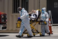 Nhân viên y tế di chuyển bệnh nhân Covid-19 tại Miami, Mỹ ngày 30/7. Ảnh: AFP.
