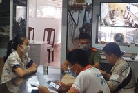 Cô gái 29 tuổi làm với cơ quan chức năng. Ảnh: HueS.