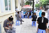 Người về từ Đà Nẵng chờ xét nghiệm nhanh tại phường Bách Khoa và phường Cầu Dền (quận Hai Bà Trưng,Hà Nội) sáng 1/8. (Ảnh: Minh Quyết/TTXVN).