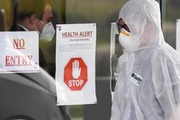 Nhân viên y tế bước vào trung tâm chăm sóc người cao tuổi Epping Gardens ở vùng ngoại ô Epping, thành phố Melbourne, Australia, ngày 30/7. Ảnh: Reuters.