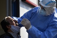 Bác sĩ lấy mẫu xét nghiệm Covid-19 cho một người đàn ông tại vùng ngoại ô của thủ đô Buenos Aires, Argentina, hôm 3/8. Ảnh: AFP.