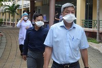 Thứ trưởng Nguyễn Trường Sơn đi kiểm tra công tác xét nghiệm tại BV 199- Bộ Công an.