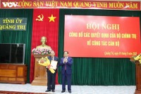 Ông Phạm Minh Chính trao quyết định cho ông Nguyễn Văn Hùng.