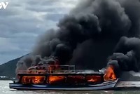 Tàu khách bị bốc cháy dữ dội trên biển.