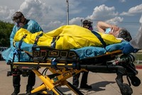 Nhân viên y tế di chuyển cụ bà có triệu chứng nhiễm Covid-19 khỏi viện dưỡng lão ở bang Texas, Mỹ, hôm 3/8. Ảnh: AFP.