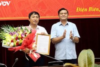 Ông Lò Văn Muôn – Phó Bí thư Thường trực Tỉnh ủy trao Quyết định bổ nhiệm cho ông Phạm Khắc Quân.