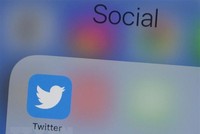 Biểu tượng Twitter trên màn hình điện thoại di động. (Nguồn: AFP/TTXVN).