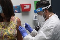 Một phụ nữ được tiêm thử nghiệm vaccine Covid-19 tại trung tâm nghiên cứu ở bang Florida, Mỹ hôm 7/8. Ảnh: AFP.