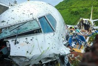 Hiện trường chiếc Boeing 737-800 của Air India Express vỡ đôi sau khi lao xuống dốc tối 7/8. Ảnh: AFP.