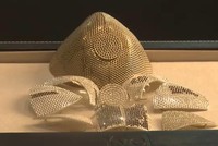 Hé lộ thông tin chủ nhân chiếc khẩu trang làm bằng vàng và kim cương trị giá 1,5 triệu USD đắt nhất thế giới