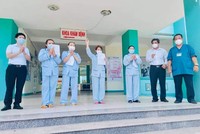 Các bệnh nhân được công bố khỏi bệnh. (Ảnh: PV/Vietnam+).