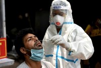 Nhân viên y tế lấy mẫu xét nghiệm cho người dân ở New Delhi, Ấn Độ, hôm 8/8. Ảnh: AFP.