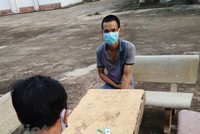 Đối tượng Cường bị cơ quan chức năng bắt giữ. (Ảnh: Đậu Tất Thành/Vietnam+).