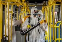 Binh sĩ Brazil khử trùng xe buýt ở thành phố Curitiba hôm 10/8. Ảnh: AFP.