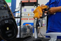 Giá xăng RON 95 giảm 50 đồng/lít từ 15h chiều ngày 12/8