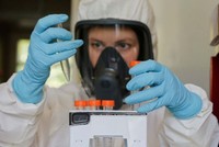 Một nhà khoa học làm việc trong phòng thí nghiệm vaccine Covid-19 ở Moskva, Nga, hôm 6/8. Ảnh: Reuters.