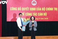 Bà Trương Thị Mai trao quyết định và tặng hoa chúc mừng ông Nguyễn Hồng Lĩnh.