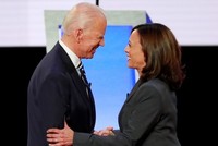 Joe Biden và Kamala Harris bắt tay trước một cuộc tranh luận giành vị trí ứng viên đại diện đảng Dân chủ tranh cử tổng thống ở Detroit, Michigan, hồi cuối tháng 7 năm ngoái. Ảnh: Reuters.