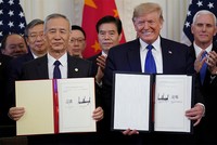 Phó thủ tướng Trung Quốc Lưu Hạc (hàng đâu, bên trái) và Tổng thống Mỹ Donald Trump (hàng đầu, bên phải) sau khi ký thỏa thuận thương mại giai đoạn một, ngày 15/1. Ảnh: Reuters.