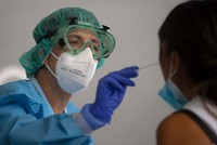 Nhân viên y tế lấy mẫu xét nghiệm của người dân ở thành phố Azpeitia, Tây Ban Nha, hôm 15/8. Ảnh: AFP.