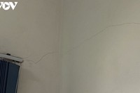 Các trận động đất sáng nay đã gây nứt tường nhà làm việc của UBND huyện Vân Hồ (mới xây dựng từ 6-7 năm nay).