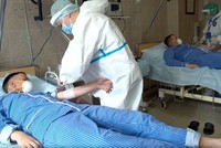 Nhân viên y tế chuẩn bị lấy máu từ người tình nguyện tham gia chương trình thử nghiệm vaccine của Nga hồi giữa tháng 7. Ảnh: Russian Defense Ministry.