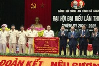 Bức trướng do Ban Chấp hành Đảng bộ Công an tỉnh Hà Giang tặng.