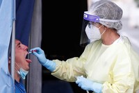 Nhân viên y tế lấy mẫu xét nghiệm nCoV tại Rome, Italy, ngày 18/8. Ảnh: Reuters.