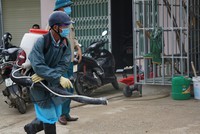 Cán bộ Y tế phường Quảng Vinh phun hóa chất khử trùng khu vực cách ly ở phố Nam Bắc, nơi có bệnh nhân dương tính nCoV.