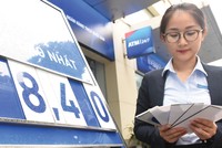 Các ngân hàng nhỏ thường phải trả lãi suất cao hơn các ngân hàng lớn để tăng khả năng huy động vốn.