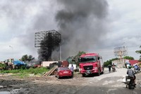 Ngọn lửa bùng phát từ một chiếc xe tec, sau đó lan rộng ra kho bãi.