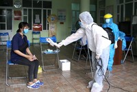 Phóng viên Kênh truyền hình Thông tấn Vnews tác nghiệp an toàn tại khu vực có nguy cơ lây nhiễm.