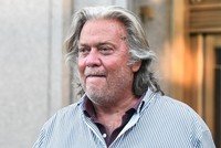 Steve Bannon rời tòa án liên bang ở thành phố New York hôm 20/8. Ảnh: AFP.