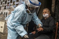 Nhân viên Bộ Y tế Peru kiểm tra và xét nghiệm Covid-19 cho một phụ nữ ở thủ đô Lima hôm 20/8. Ảnh: AFP.