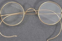 Chiếc kính của ông Mahatma Gandhi vừa được bán thành công với giá 340.000 USD. Ảnh: AFP.