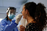 Nhân viên y tế lấy mẫu xét nghiệm nCoV cho một người dân ở Madrid, Tây Ban Nha, ngày 17/8. Ảnh: Reuters.