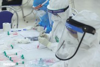 Đội ngũ y bác sĩ lấy mẫu xét nghiệm SASR-CoV-2.