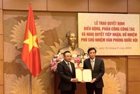 Chủ nhiệm Văn phòng Quốc hội, Tổng thư ký Quốc hội Nguyễn Hạnh Phúc trao nghị quyết bổ nhiệm cho tân Phó Chủ nhiệm Văn phòng Quốc hội Trần Sỹ Thanh.