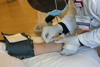 Một bệnh nhân hiến huyết tương sau khi được điều trị khỏi bệnh COVID-19 tại Dulles, bang Virginia, Mỹ. (Ảnh: AFP/TTXVN)