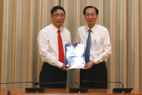 Ông Đinh Minh Hiệp nhận quyết định giữ chức giám đốc Sở Nông nghiệp và phát triển nông thôn TP.HCM - Ảnh: Trung Niên.