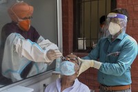 Nhân viên y tế lấy mẫu xét nghiệm từ người dân ở thành phố Amritsar, Ấn Độ, hôm 24/8. Ảnh: AFP.