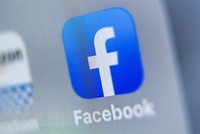 Biểu tượng của Facebook trên màn hình máy tính bảng. (Ảnh: AFP/TTXVN).