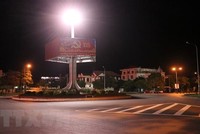 Vòng xuyến giao nhau giữa đường Hùng Vương và Lý Thường Kiệt, thành phố Đông Hà vắng người và phương tiện lưu thông. (Ảnh: Nguyên Lý/TTXVN).