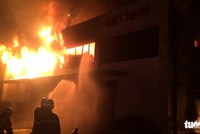 Lực lượng PCCC tích cực chữa cháy - Ảnh: PC07.