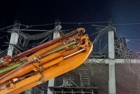 Trần bê tông tại tầng 4 vừa đổ xong bị sập hoàn toàn.