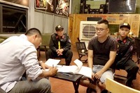 Lực lượng chức năng triệt phá đường dây lô đề. (Ảnh: TTXVN phát).