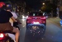 Ôtô BMW kéo lê xe máy