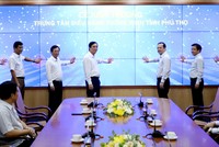 Lãnh đạo tỉnh Phú Thọ và Lãnh đạo Tập đoàn VNPT nhấn nút khai trương Trung tâm điều hành thông minh tỉnh Phú Thọ.