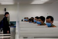 Người nước ngoài làm thủ tục nhập cảnh vào cửa khẩu sân bay Nội Bài hồi tháng 3/2020. 